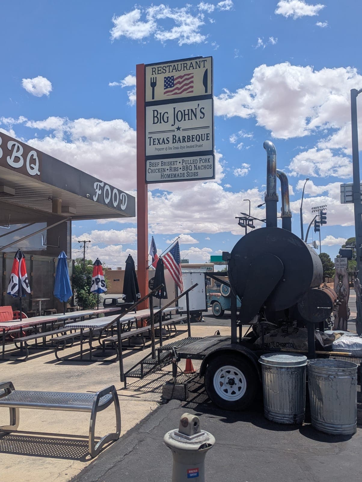 Big John's Texas BBQ con tavoli da picnic all'aperto su Lake Powell Boulevard a Page, Arizona